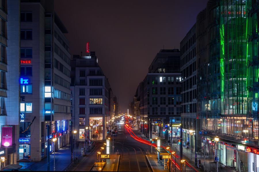 夜晚热闹的城市街区场景